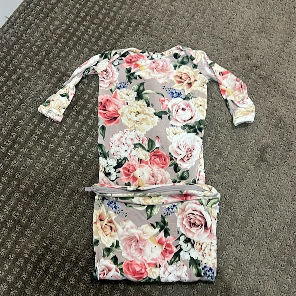 Posh peanut 0-3 baby gown